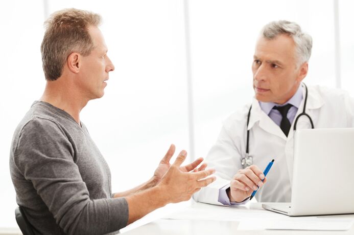 Uomo con prostatite cronica nello studio del medico
