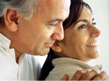 Donna e uomo che hanno curato la prostatite