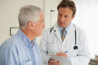 Paziente con prostatite in consultazione con un urologo